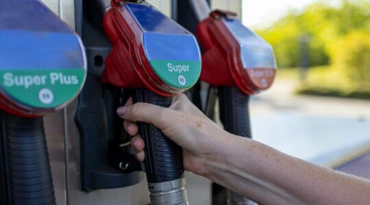 iemand wil de slang van de bezine pomp pakken o te tanken