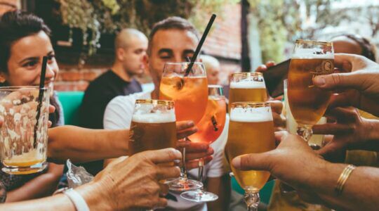 Een groep mensen brengt een proost uit