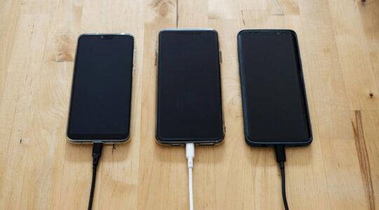 3 telefoons naast elkaar in de oplader