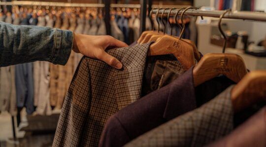 Een kledingrek met mannenjasjes