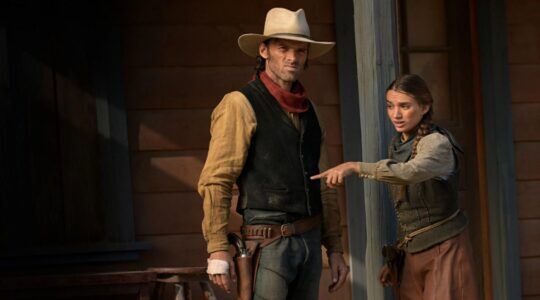 Een man en vrouw die staan te praten bij een huis