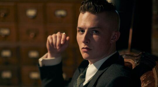 Een man die zit op een stoel