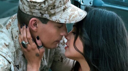 Een man en vrouw die bijna zoenen