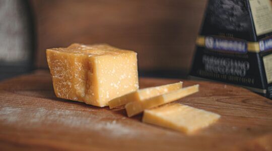 een blokje Parmezaanse kaas in plakjes gesneden