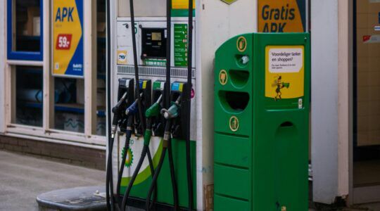 Een pomp waar de benzineprijzen hoog zijn, waardoor thuiswerken aantrekkelijk is.