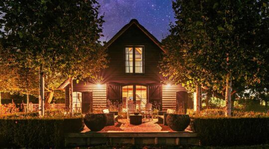 De achterzijde van de woonboerderij op Funda.