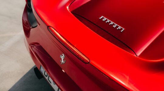 Een auto van Ferrari, het merk dat strenge regels hanteert.