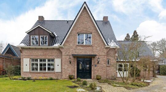 De voorzijde van het droomhuis, dat zeer karakteristiek is.