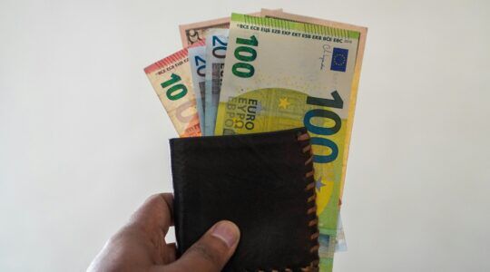 Geld, wat Nederlanders nodig hebben om de gemiddelde schuld op te lossen.