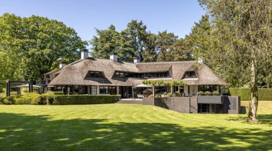 De buitenzijde van de luxe villa in Laren.