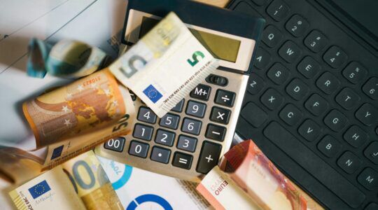 Geld, wat werknemers extra kunnen overhouden dankzij een bepaalde truc.