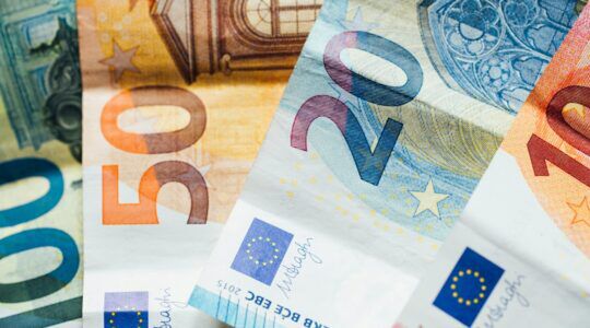 Geld, dat krijgen jongeren straks meer als het minimumjeugdloon omhoog gaat.