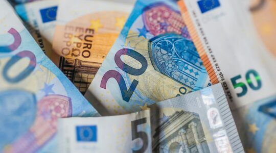 Geld, wat veel mensen te veel betalen voor hun internet.