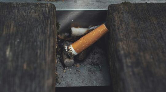 Een van de talloze peuken op straat.