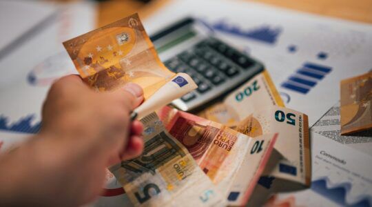 Cashgeld, wat mannen met schulden hard nodig hebben.