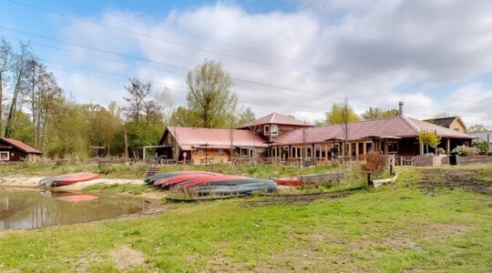 Een enorm perceel dat te koop staat op Funda.