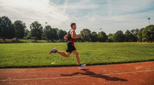 Iemand die rent, waar een Chinees bedrijf geldbonussen voor uitdeelt.