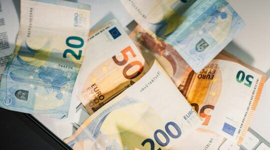 Geld, wat veel mensen betalen voor hun toeslagen.