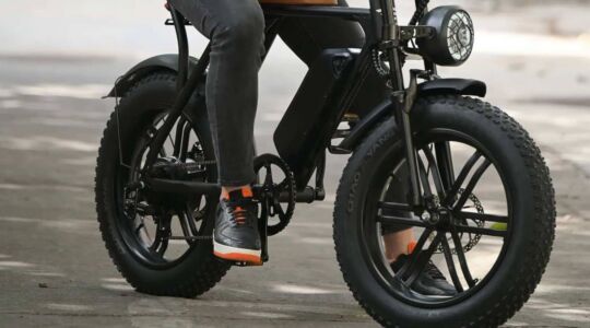 De benen van een man die op een fatbike zit