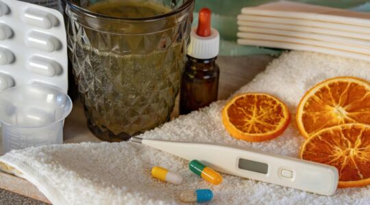 Pijnstillers, thee, fruit, druppels en een thermometer: eigenlijk een beetje een starterspakket bij het ziek zijn