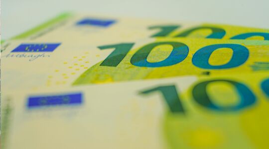 drie honderd euro briefjes