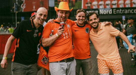 Nederlands elftal-supporters gekleed in oranje
