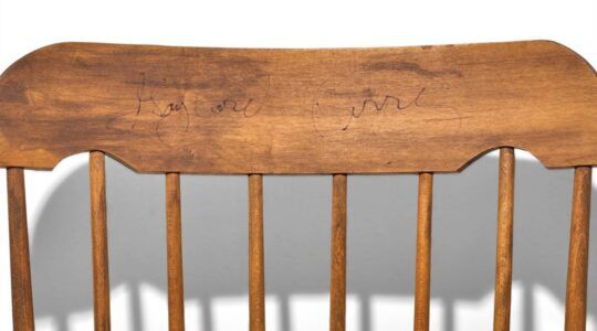 De rugleuning van de Nike-stoel van Gaylord Perry die nu in de veiling staat.