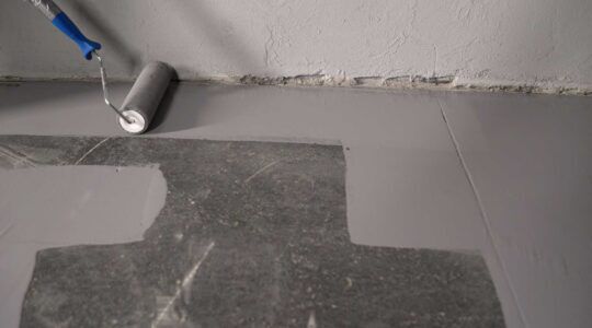 Een vloer van epoxy die gelegd wordt