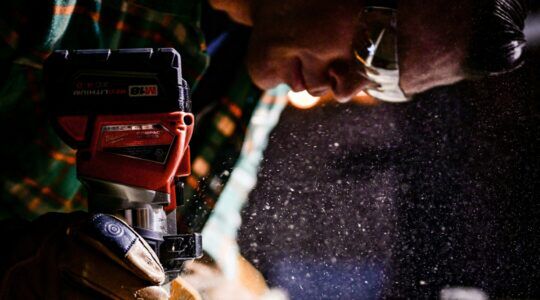 Een man die aan het werk is met elektrisch gereedschap