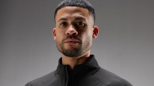 Mannelijke model met Myprotein kleding aan