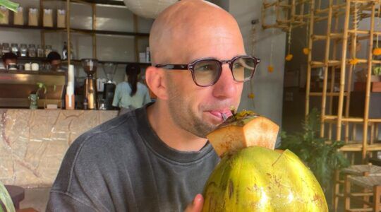 Jay-Jay Boske neemt het ervan en drinkt met zonnebril op.