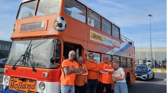 De bekende oranje dubbeldekker die inmiddels al onderweg is richting Amerika.