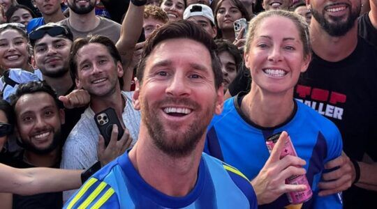 Messi die een selfie maakt met fans.
