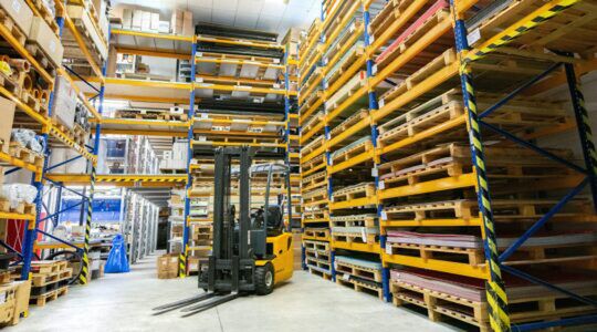 Een heftruck in een warehouse