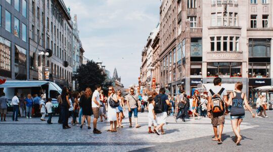 Mensen die door een Europese stad lopen
