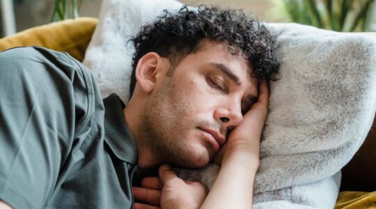 Een man die ligt te slapen.