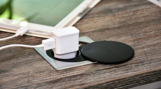 Een stopcontact met een stekker erin