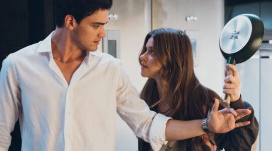 Een vrouw die een man wil slaan met een pan.