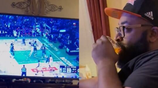 Een man die tv kijkt.