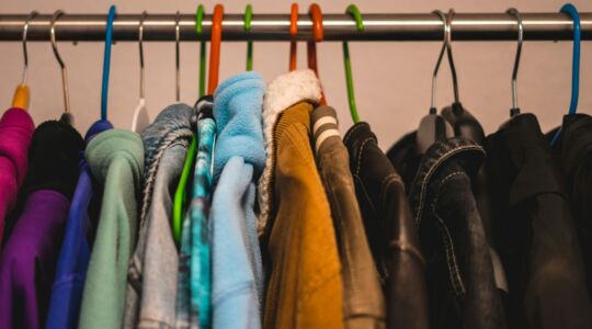 Een kledingrek waar kleding aan hangt.
