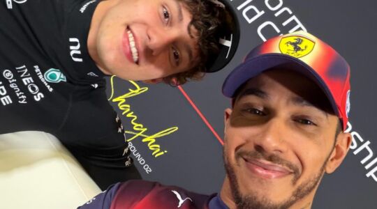 Een selfie van twee mannen.