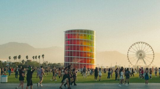 Het festivalterrein van Coachella met het reuzenrad en de regenboogtoren