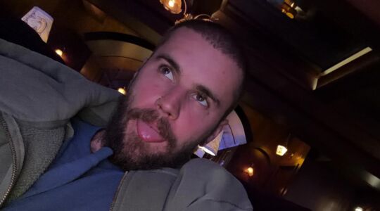 Justin Bieber die zijn tong uitsteekt