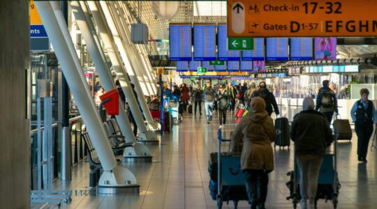 Mensen met hun baggage op Schiphol