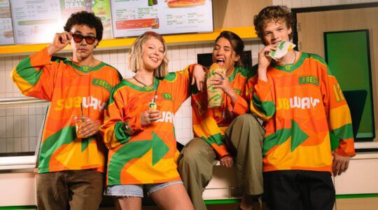 Mensen die het oranje koningsdag ijshockeyshirt van Subway dragen