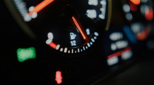 De brandstofmeter in het dashboard