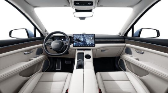 De binnekant van een auto van Seres