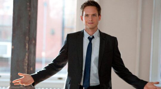 Mike Ross in een scène van Suits