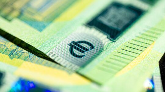 Geld, wat mensen met een minimumloon in Nederland meer zullen ontvangen.