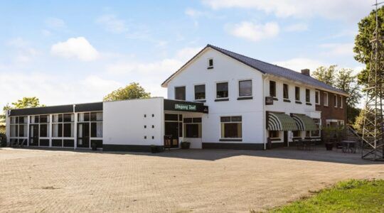 Het te koop staande huis met eigen kroeg.